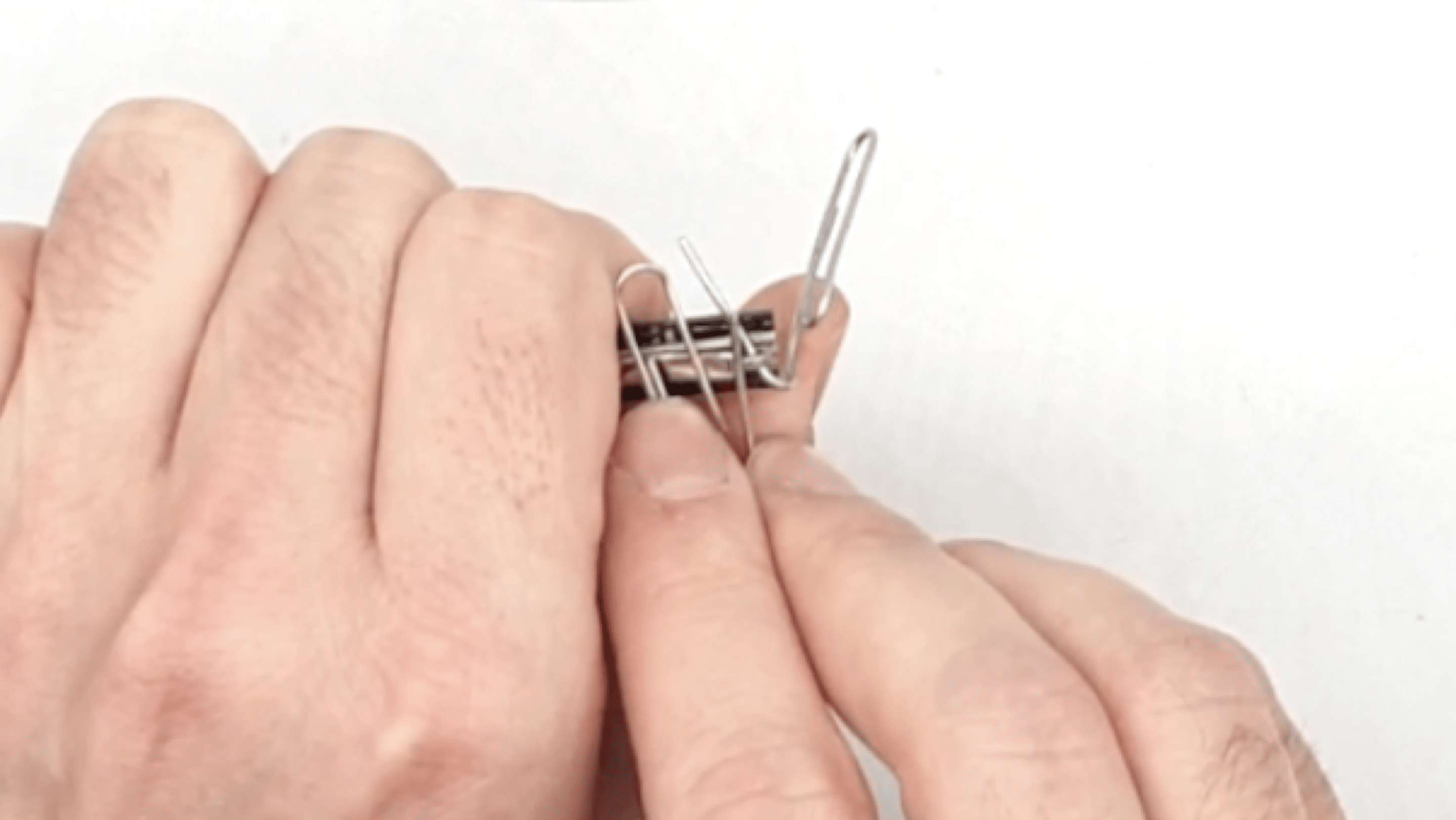 How to change Ray-Ban temples with spring hinges – image 1